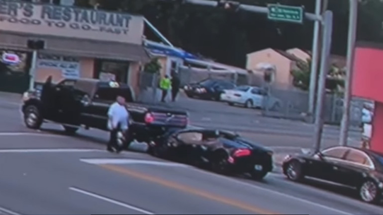 Παράτησαν τη Lamborghini και άρχισαν να τρέχουν